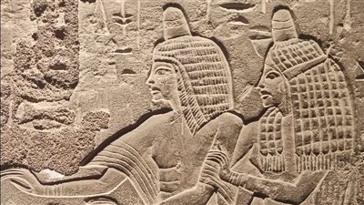 لوحة أثرية بالمتحف المصري بالتحرير تجسد قوة الروابط الأسرية في مصر القديمة