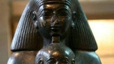 تمثال نادر في المتحف البريطاني لسيننموت يحمل الأميرة نفرو رع