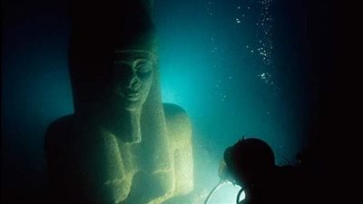 تمثال ضخم من أعماق البحر يروي قصة مدينة غارقة منذ آلاف السنين