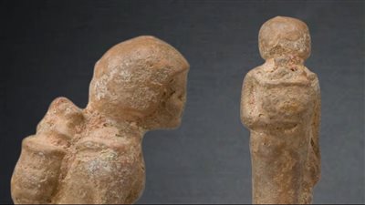 تمثال مصري نادر في متحف المتروبوليتان يجسد مشهداً إنسانياً من الحياة اليومية