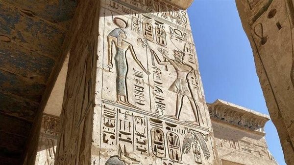 الفراعنة والآلهة  