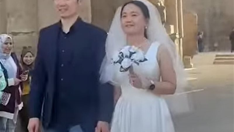 سائحان صينيان يحتفلان