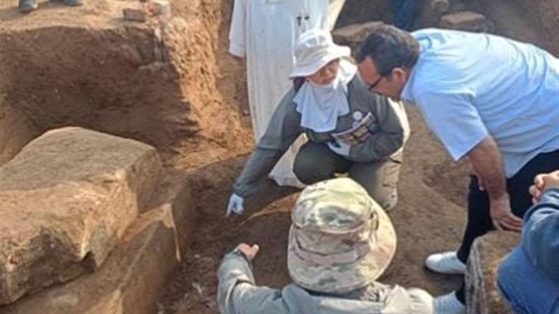 الكشف عن بقايا معبد