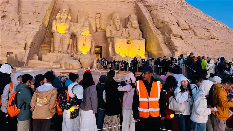 طوابير امام المعبد