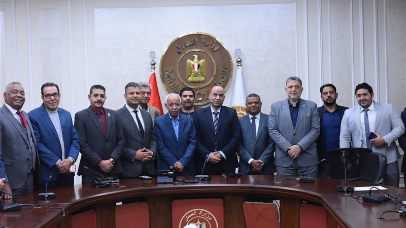 اجتماع وزير العمل