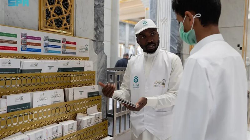 خدمة الزوار بالمسجد الحرام 