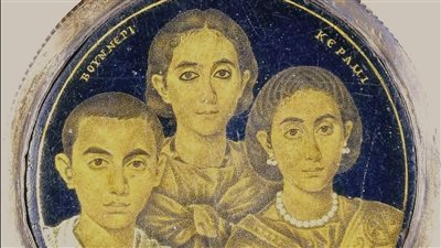 ميدالية أم وأطفالها من الإسكندرية.. أيقونة إنسانية من العصر الروماني