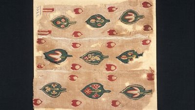 قطعة نسيج قبّاطي تحمل رموزًا مسيحية تكشف ملامح الفن البيزنطي في مصر