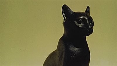 تمثال برونزي لقط مقدس يجسد عبادة باستت في مصر القديمة