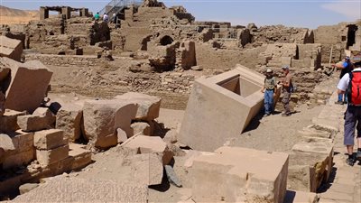 لغز صندوق الجرانيت بجزيرة إلفنتين بأسوان يثير اهتمام الزائرين والباحثين