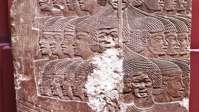 تاريخ صامد عبر العصور.. لوحة حجرية تجسد أسرى أعداء مصر القديمة بتفاصيل مبهرة