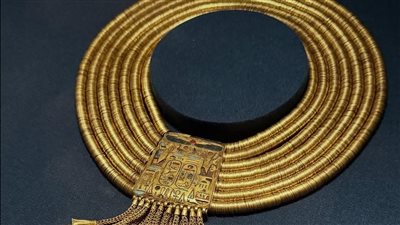 قلادة ذهبية أسطورية من كنوز تانيس.. تحفة ملكية تروي مجد بسوسنس الأول 