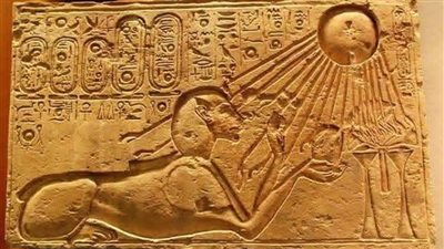 أخناتون في هيئة أبو الهول.. جدارية تُعيد إشعال الجدل بين التوحيد والهرطقة