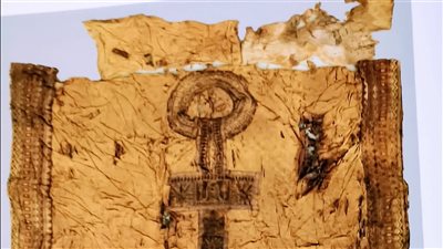 تونيك يحكي أسرار الملك.. قطعة من مقتنيات توت عنخ آمون تتألق في المتحف الكبير 