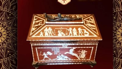 متحف ركن فاروق يعرض صندوقًا خشبيًا فاخرًا مطعمًا بالصدف يجسد روعة الفن المصري 