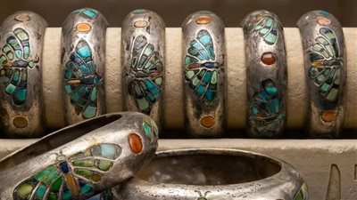 أساور أم الملك خوفو.. حين تحكي الفضة قصة المجد والجمال منذ 4600 عام