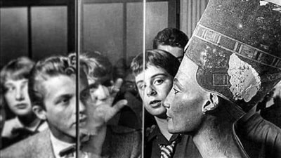 العرض الأول لتمثال نفرتيتي في برلين عام 1923.. لحظة أيقونية في تاريخ الآثار