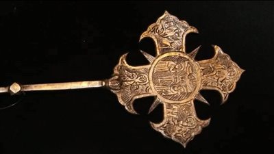 صليب أثري يروي روح القيامة.. قطعة فريدة من مقتنيات متحف الغردقة