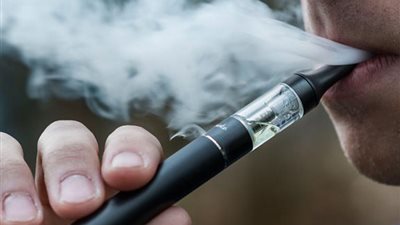 وزارة الصحة تكشف مخاطر السجائر الإلكترونية على صحة الإنسان
