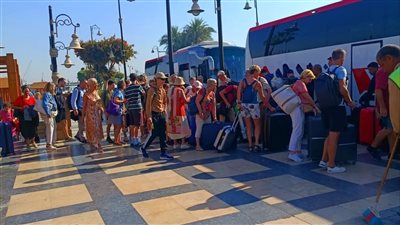 سياح العالم يحتفلون بأعياد الربيع وعيد القيامة على كورنيش الأقصر