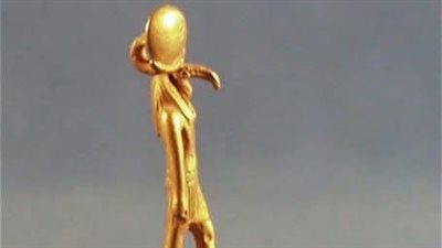 قلادة ذهبية نادرة للإله تحوت تكشف براعة الصياغة ودلالات الحكمة في مصر القديمة