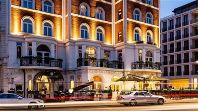 لندن تكشف عن خطة إخلاء الفنادق من اللاجئين وإعادتها للسياحة