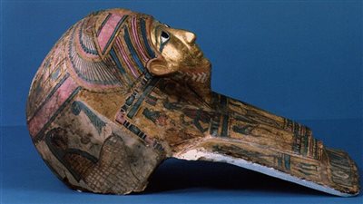 قناع مومياء ذهبي من العصر البطلمي يكشف رموز الخلود في مصر القديمة