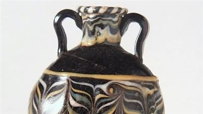 زجاجة تجميل من عصر الدولة الحديثة تكشف براعة المصري القديم في صناعة الزجاج