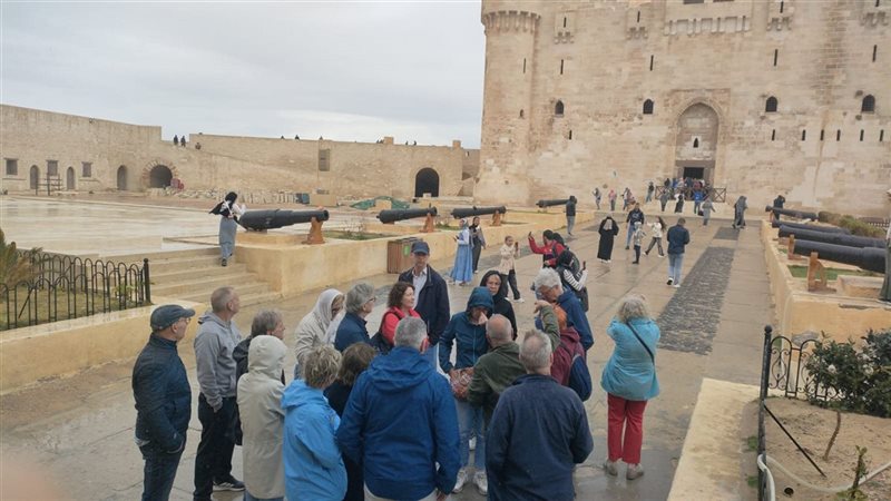 اقبال على القلعة