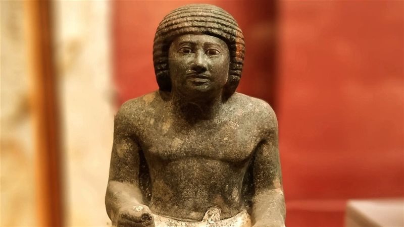 الكاتب الجالس 