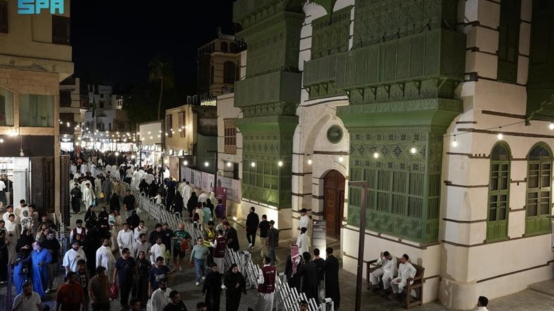 الزوار والسائحين