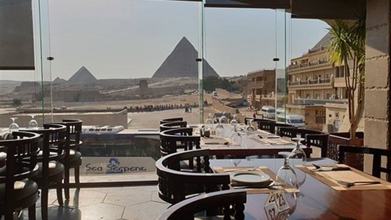 مطعم سياحي في الأهرامات 