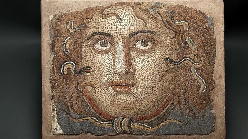 لوحة من الفسيفساء تصور رأس الميدوزا