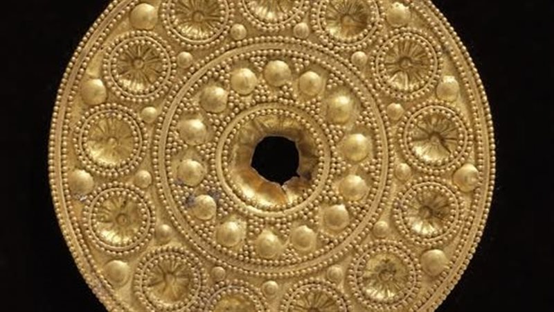 فردة حلق ذهبية 