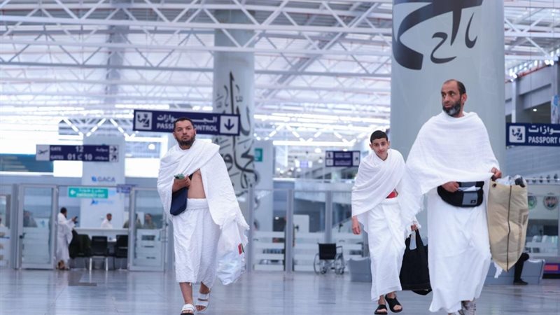 معتمرون في المطار 