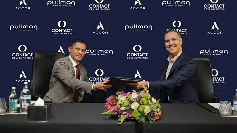 جانب من التوقيع