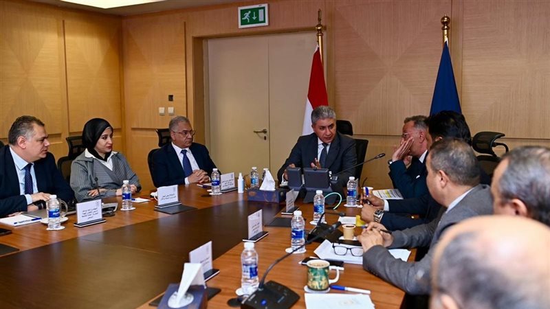 اجتماع وزير السياحة مع أعضاء المتحف الكبير 