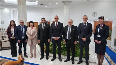 مصر للطيران تستقبل وفد نقابة المهن التمثيلية لتعزيز التعاون بين الجانبين