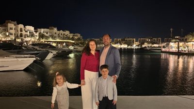 الأميرة فوزية أبنه آخر ملوك مصر تقضي إجازة خاصة مع عائلتها بالجونة 