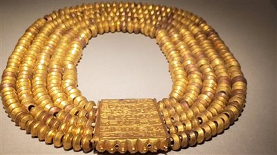 قلادة شيبيو الذهبية.. كنز ملكي نادر يكشف عبقرية الصياغة في عصر الأسرة 21