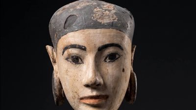 حامل الباروكة في مصر القديمة.. حين تتحول الأداة اليومية إلى هوية خالدة