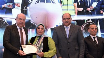 الدكور سامح الحفني يكرم عددا من النماذج المتميزة بقطاع الطيران المدني