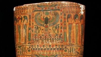 جزء من تابوت خشبي ملون.. رموز البعث والحماية في مصر القديمة