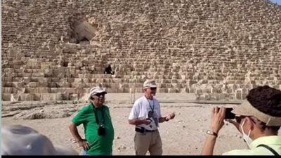 جدل أمام الأهرامات بعد تصريحات مرشد سياحي من الأفروسنتريك حول بناة الأهرامات