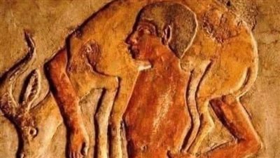 راعيًا يحمل غزالًا صغيرًا.. لقطة من الحياة اليومية تكشف عبقرية الفن الجداري