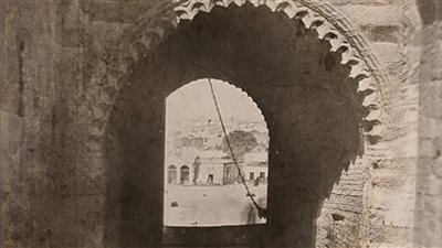 صورة نادرة من قلب قلعة الجبل.. حين كانت الإسطبلات تحرسها أبواب القلاع