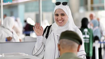 كيف استقبلت جوازات مطار الأمير محمد بن عبدالعزيز أولى رحلات حجاج مصر ؟