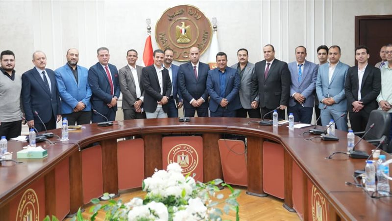 محرري ملف العمل مع