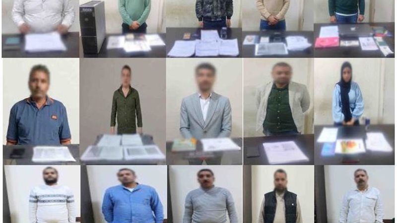 المتهمون عقب القبض عليهم