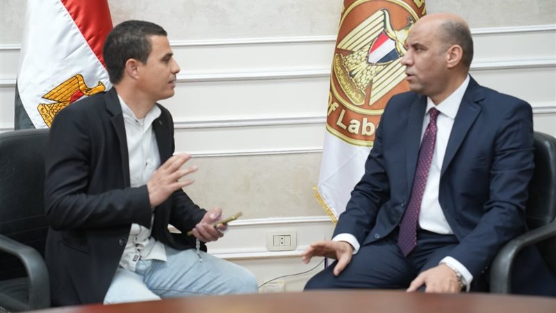 محرر جو إيجيبيا مع وزير العمل 